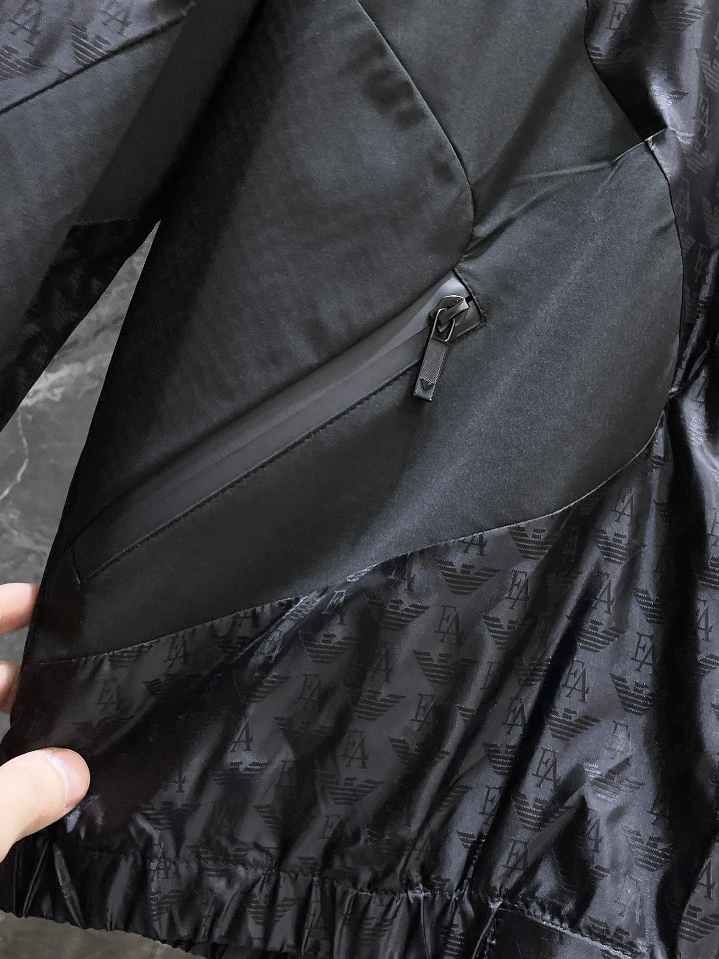Armani official website Same Style, complete with three labels, on sale in advance. 2026 Autumn and Winter New Arrival men's jacket, Original with complete three labels, Premium version. Custom-made fabrics at the counter. Breathable, high comfort, impeccable details, brand element design concept, reflecting high quality. It feels delicate and soft, presents a casual cut, and has a great upper body shape. Sizes: M～3XL